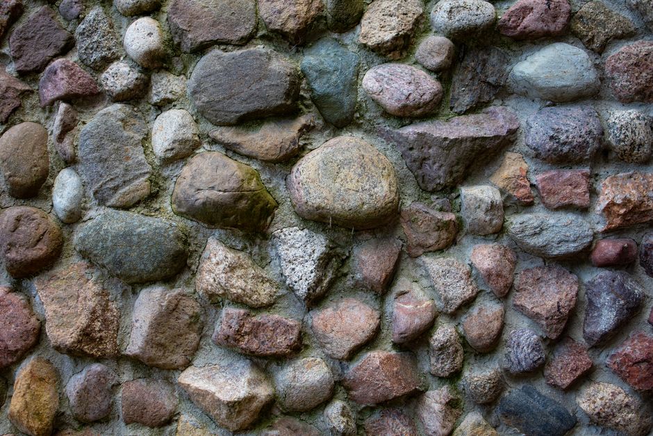 Stone retaining wall